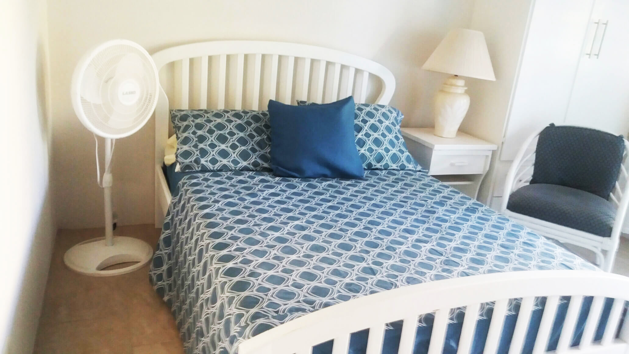 Studio Apartment: Queen-Size Bed